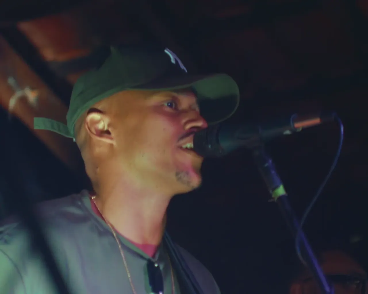 Cena do vídeo Música ao vivo no bar